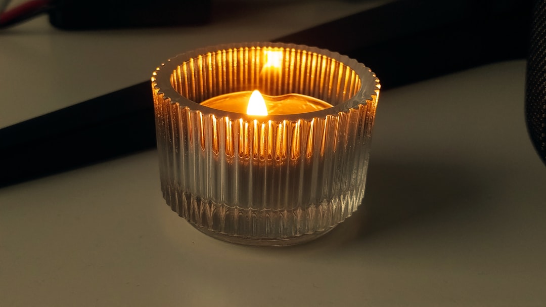 LED-kaarsen flikkeren sfeervol op een tafel.