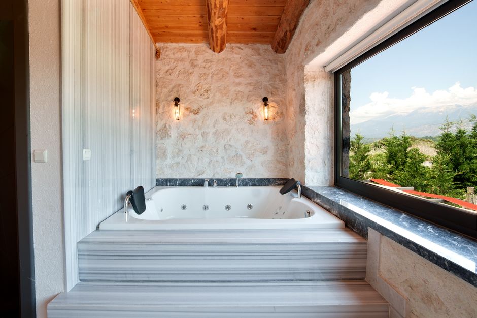 Luxe badkamer met natuursteen en herfstkleuren.