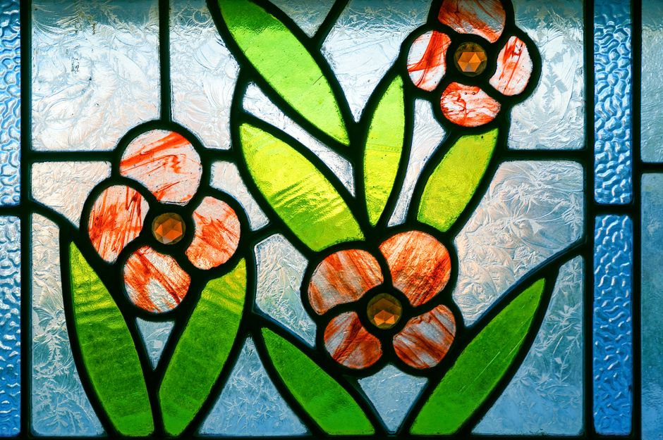 Glas schilderij met herfstbladermotief badkamer.